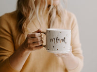 Taza de café con azulejos dorados de mamá