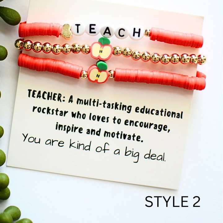 Pila de pulseras inspiradoras para profesores