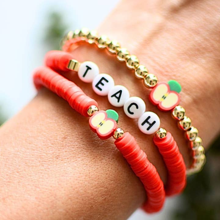 Pila de pulseras inspiradoras para profesores