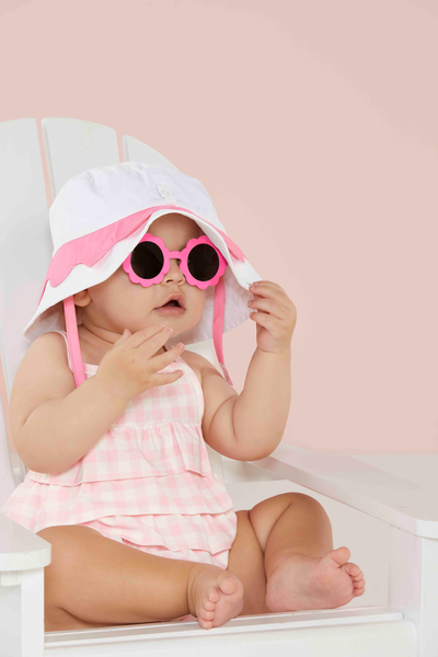 Gorro festoneado y gafas de sol para niños pequeños