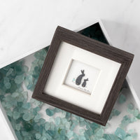 Bunny Love Wall Art Marco de madera de guijarros